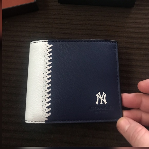 coach yankees wallet